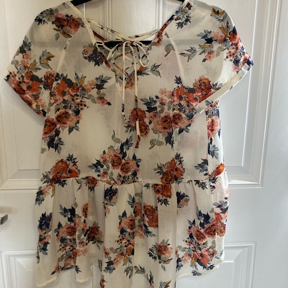 Floral blouse. - Picture 4 of 6